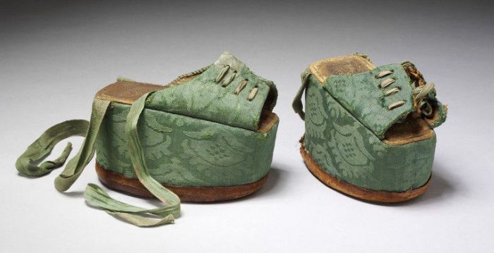 Чопины - прародители современной обуви на платформе (14 фото)