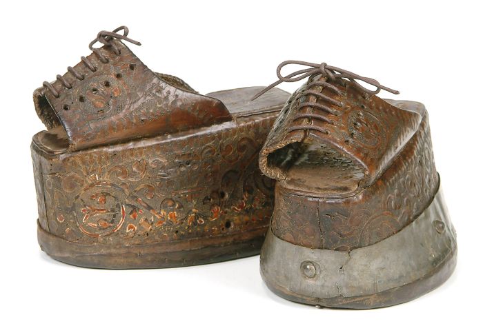 Чопины - прародители современной обуви на платформе (14 фото)