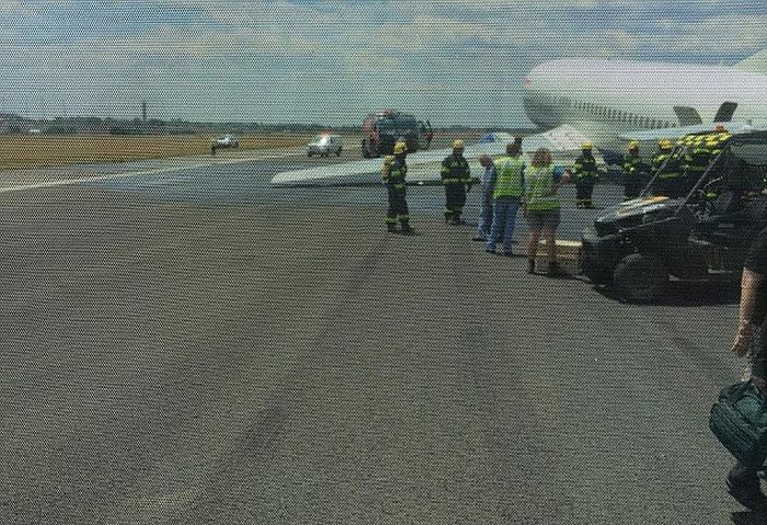 В аэропорту Йоханнесбурга самолет завалился на бок во время посадки (4 фото)