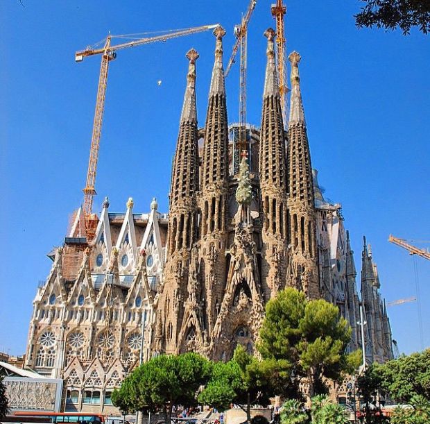 Руфер Виталий Раскалов взобрался на строящийся храм Святого Семейства в Барселоне (7 фото)