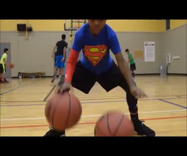5-летний баскетболист демонстрирует свое мастерство владения мячом