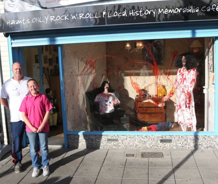 Жители британского города Хавант пожаловались на слишком страшную декорацию в полицию (3 фото)