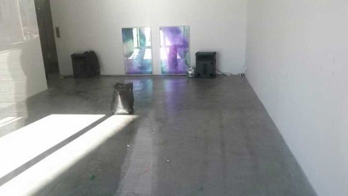 В музее современного искусства уборщица выбросила арт-инсталляцию, приняв ее за мусор (3 фото)