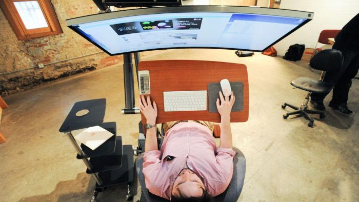 В США представили рабочую станцию, позволяющую работать за компьютером даже лежа (3 фото)
