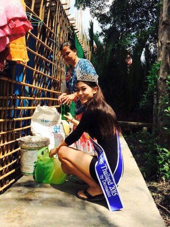 Королева красоты Таиланда поклонилась в ноги матери у мусорных баков (5 фото)