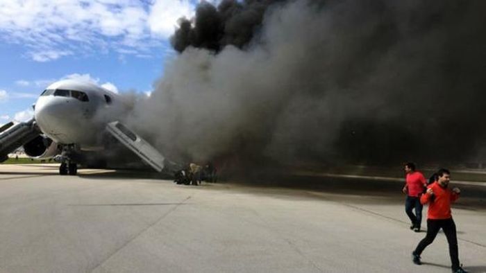 Во Флориде на взлетной полосе загорелся пассажирский самолет Boeing 767 (4 фото)