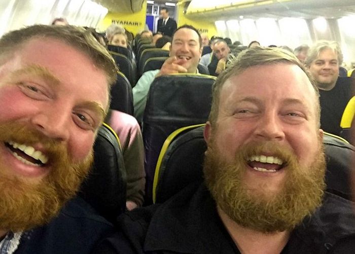Ирландец случайно встретил своего двойника на борту самолета (2 фото)