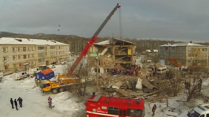 В Хабаровском крае из-за взрыва газа рухнул подъезд жилого дома (5 фото)