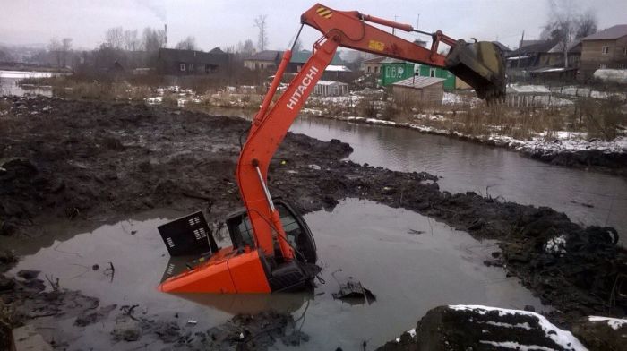 В Прикамье утонул экскаватор, который расчищал грязь (3 фото)