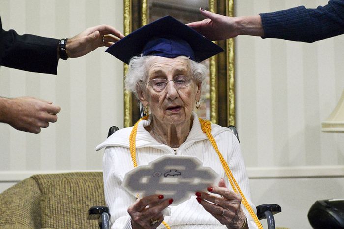 97-летней американке вручили диплом об окончании средней школы (6 фото)