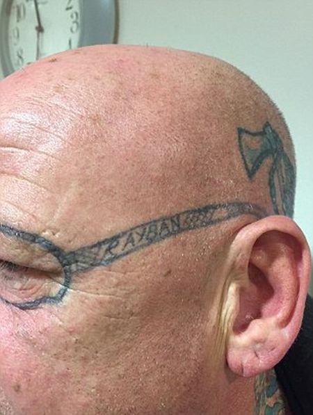 После веселой вечеринки британец обнаружил странное тату на своем лице (5 фото)