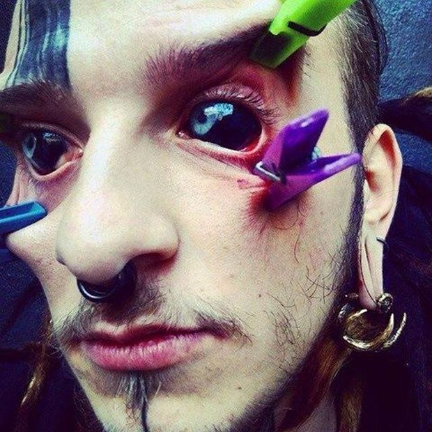 Татуировки на глазных яблоках (20 фото)