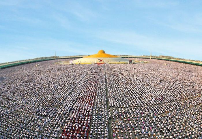 Миллион тайских школьников собрались, чтобы медитировать за мир во всем мире (4 фото)