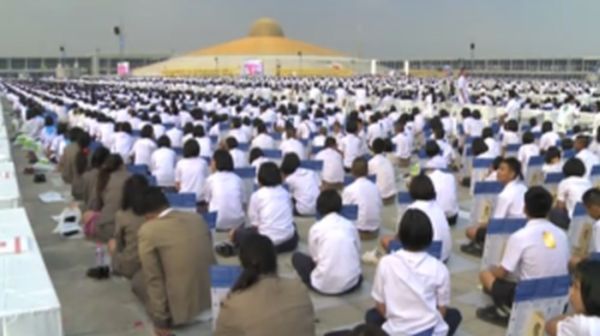 Миллион тайских школьников собрались, чтобы медитировать за мир во всем мире (4 фото)