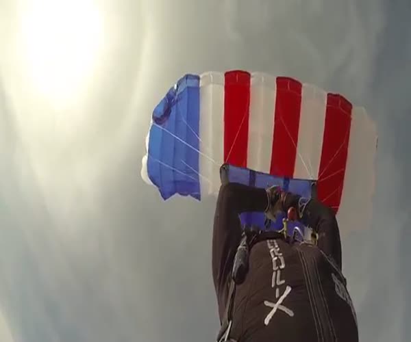 Необычный прыжок с парашютом