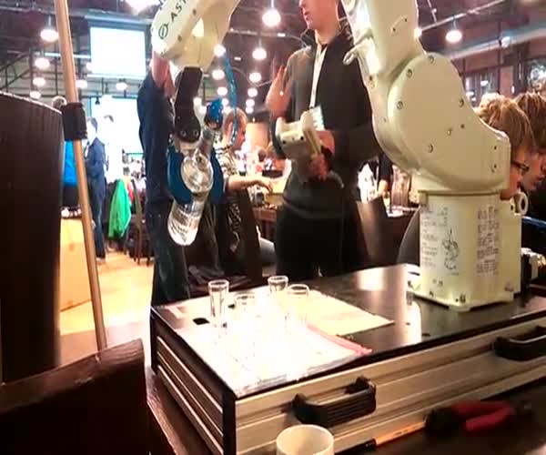 Робот-бармен наполняет рюмки