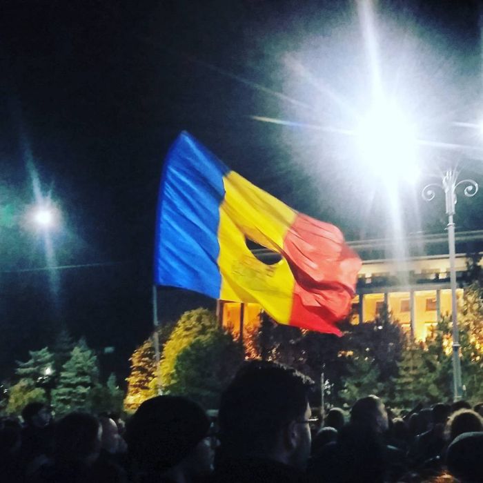 Правительство Румынии ушло в отставку после стихийных акций протеста (10 фото)