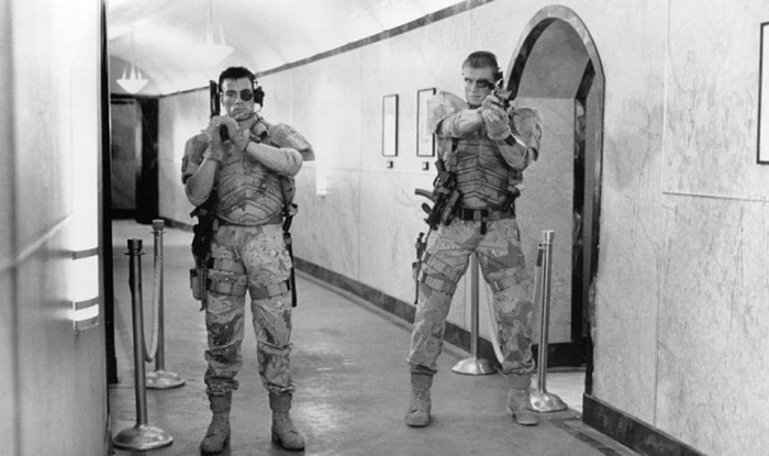 Жан-Клод Ван Дамм и Дольф Лундгрен на съемках «Универсального солдата» (5 фото)