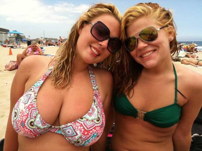 Забавные фото девушек с большой грудью и их подругами (42 фото)