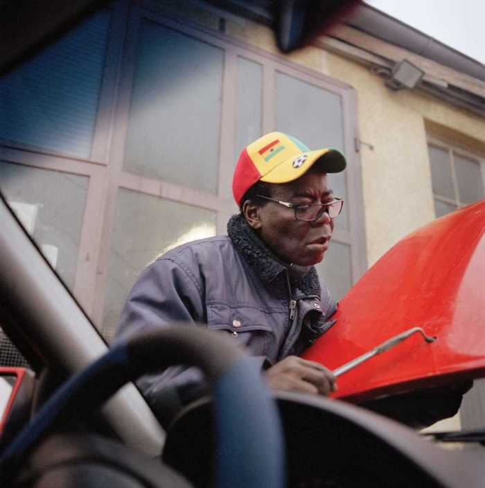 Король Банса - монарх, работающий автомехаником за пределами своей страны (8 фото)