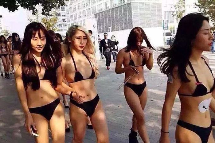 Девушки в купальниках рекламировали мобильное приложение на улицах Пекина (4 фото)