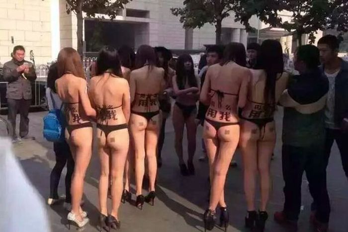 Девушки в купальниках рекламировали мобильное приложение на улицах Пекина (4 фото)