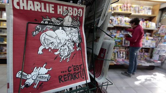 Журнал Charlie Hebdo опубликовал карикатуры на крушение российского самолета (2 фото)