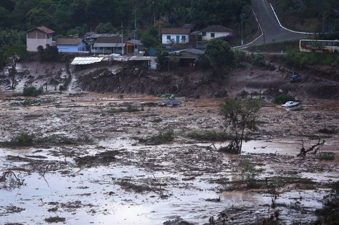 Из-за прорыва дамб Бразилии грозит экологическая катастрофа (6 фото + видео)