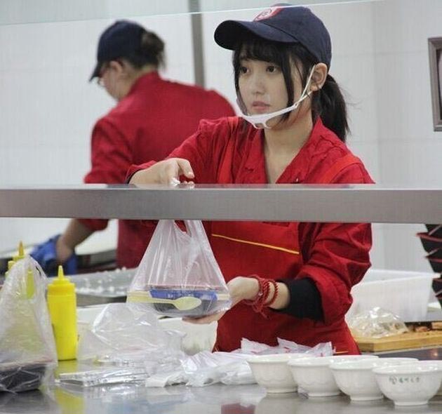 Китайская студентка стала знаменитостью соцсети и получила прозвище «богиня кафетерии» (4 фото)