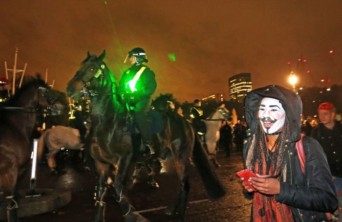 В Лондоне «Марш миллионов масок», организованный движением Anonymous, закончился беспорядками (32 фото)
