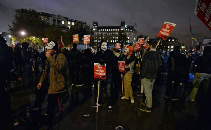 В Лондоне «Марш миллионов масок», организованный движением Anonymous, закончился беспорядками (32 фото)