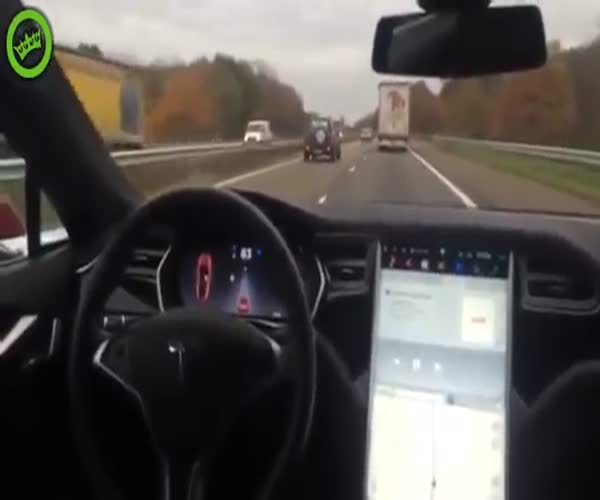 Tesla Model S без водителя за рулем едет по шоссе