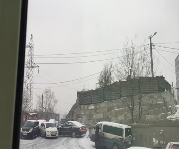 ДТП на заснеженном спуске во Владивостоке