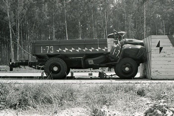 Как проводили краш-тесты советского грузовика ЗИЛ-130 (20 фото)