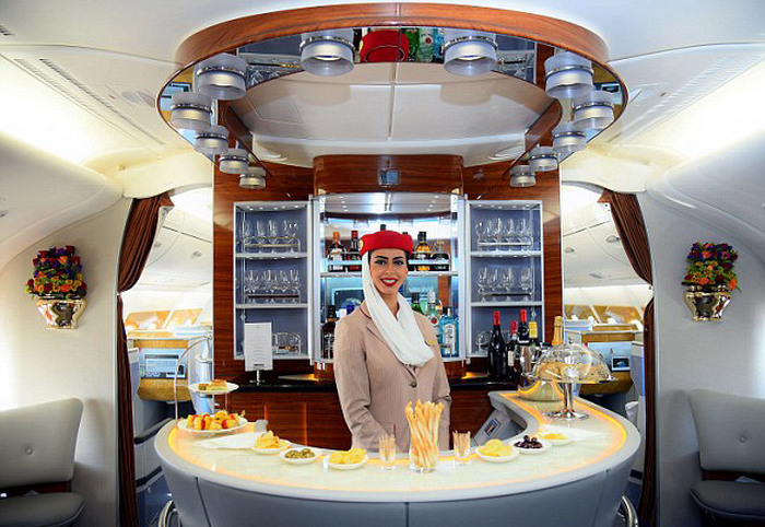 Авиакомпания Emirates Airline представила авиалайнер Airbus A380 на 615 посадочных мест (7 фото)