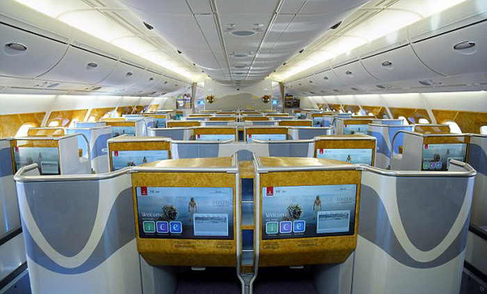 Авиакомпания Emirates Airline представила авиалайнер Airbus A380 на 615 посадочных мест (7 фото)