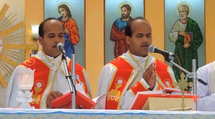 В Индии состоялась уникальная свадьба близнецов на близняшках, которых венчали священники-близнецы (5 фото)
