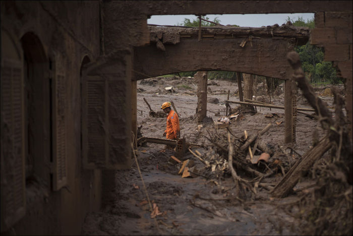 Бразильский городок приходит в себя после затопления (22 фото)