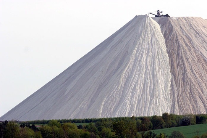 Монте Кали - самая большая в мире искусственная гора поваренной соли (5 фото)