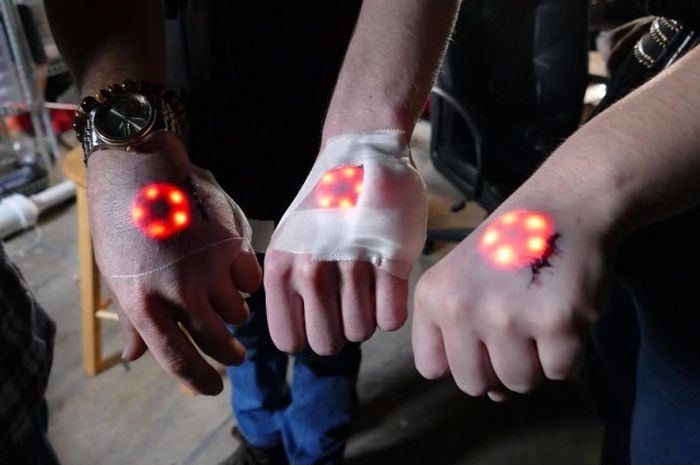 Биохакеры вживили под кожу имплантаты со светодиодами (10 фото)
