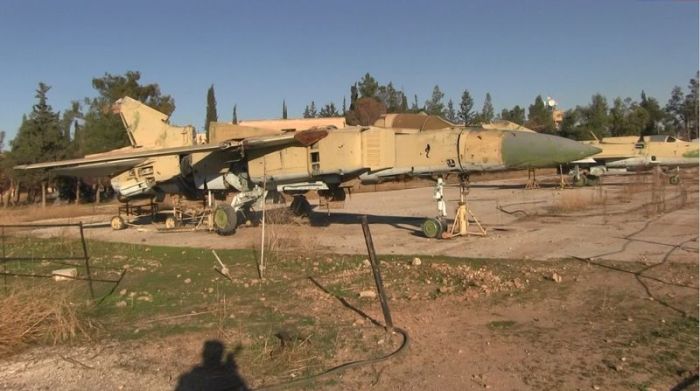 Репортаж с разблокированной сирийской авиабазы Кувейрис, находящейся на линии фронта (14 фото)