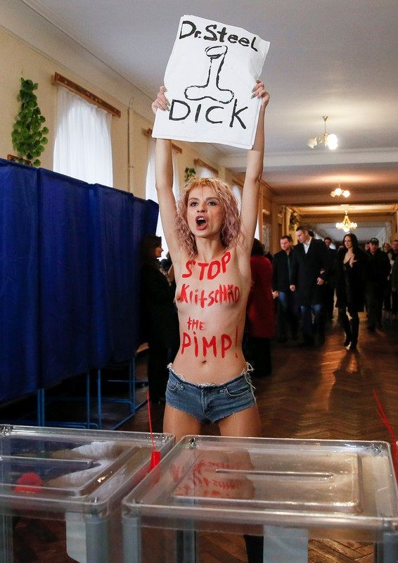 Активистка Femen напала на Виталия Кличко на выборах (3 фото + видео)