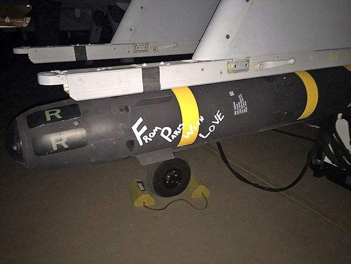 Американцы оставили подписи «Из Парижа с любовью» на своих ракетах и бомбах, которыми они нанесут удар по ИГИЛ (3 фото)