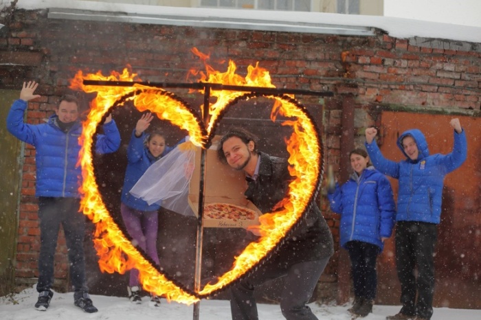В Томске парень женился на пицце (7 фото)