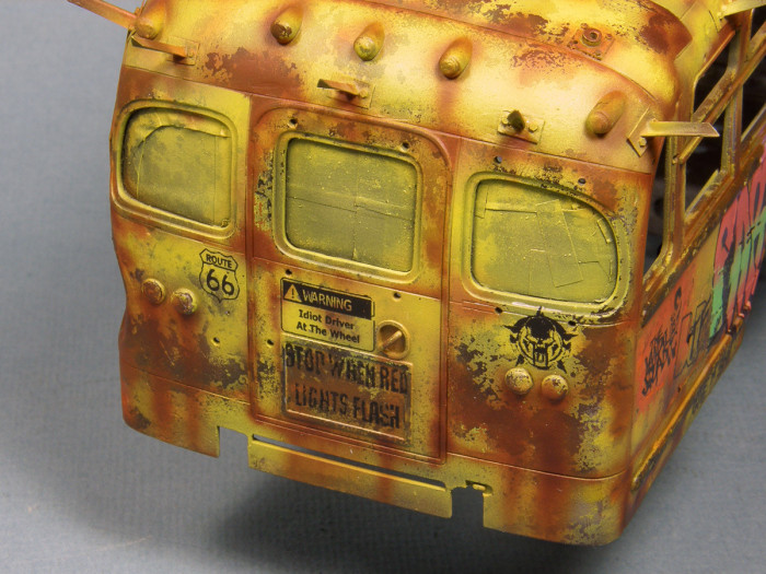 Интересная диорама с зомби-автобусом (57 фото)
