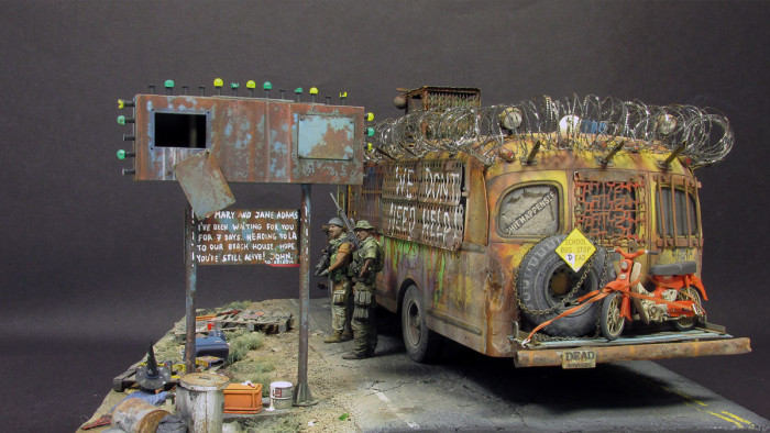 Интересная диорама с зомби-автобусом (57 фото)