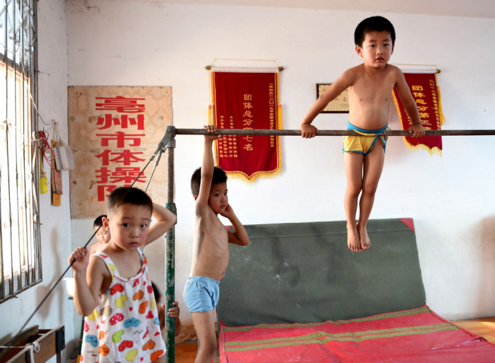 Детский гимнастический летний лагерь в Китае (10 фото)