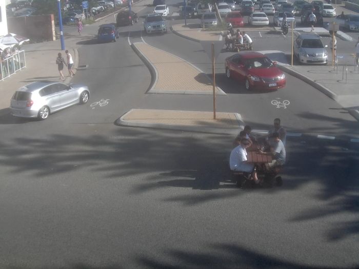 В Австралии ищут парней, катавшихся на моторизованных столах для пикника (3 фото)
