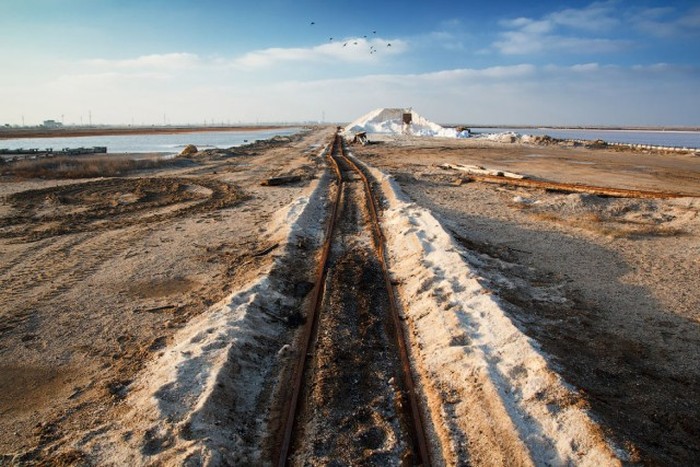 Добыча морской розовой соли в Крыму (24 фото)