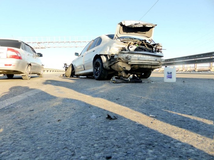 В Тюмени в результате аварии из BMW вылетел двигатель вместе с коробкой передач (8 фото + видео)